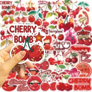 Gros plan d'un autocollant Cherry Bomb étanche pour décorer l'ordinateur et la guitare