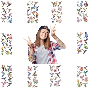 Vista dettagliata di dieci tatuaggi temporanei di colibrì ad acquerello sulle braccia