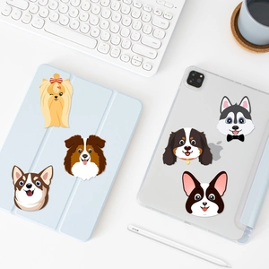 Vue à plat d'autocollants de chiens mignons sur une coque de tablette avec accessoires