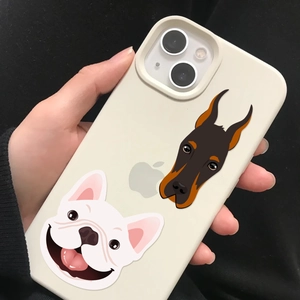 Détail d'une coque de téléphone beige crème avec illustrations de chiens pour iPhone