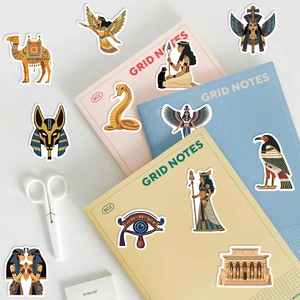 Detalle de pegatinas de tema egipcio aplicadas en cuadernos con accesorios de papelería