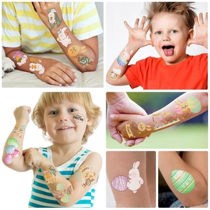 Detailansicht bunter Osterhasen und Eier Tattoos für Kinder auf der Haut aufgetragen
