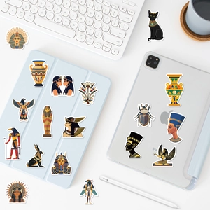 Detalle de pegatinas del Antiguo Egipto con Faraón y Bastet en tableta y portátil