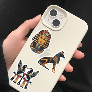 Vista detallada de pegatinas egipcias en funda de móvil con Anubis y Faraón