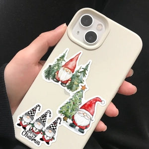 Primo piano di adesivi con gnomi natalizi su una cover per cellulare come decoro festivo