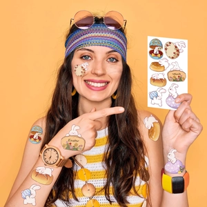 Detailansicht der bunten Osterhasen und Eier temporäre Tattoo-Sticker auf Haut