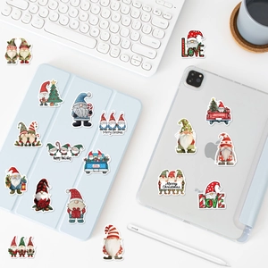 Adesivi con gnomi di Natale applicati su un tablet e custodia per decorazione