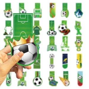Détail de divers marque-pages magnétiques sur le thème du football avec maillot et trophée