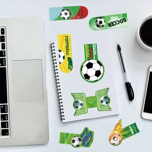 Détail d'autocollants de football de dessin animé et marque-pages sur un cahier