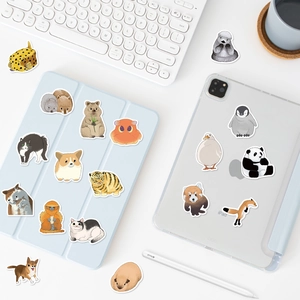 Détail d'autocollants d'animaux mignons sur une tablette pour décoration personnalisée