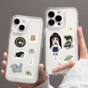 Λεπτομερής προβολή διαφανών θηκών iPhone με αυτοκόλλητα DIY με κορίτσια anime και σκύλους