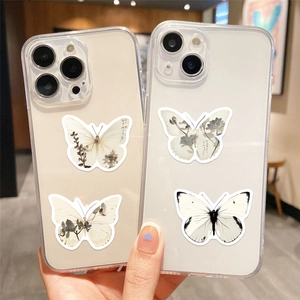 Detalle de funda transparente para iPhone con mariposas y flores estilo tinta china