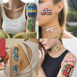 Detalle de tatuajes temporales de vehículos coloridos en el brazo y la cara