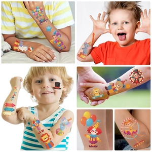 Dettagli di tatuaggi temporanei a tema circo per bambini applicati sulla pelle