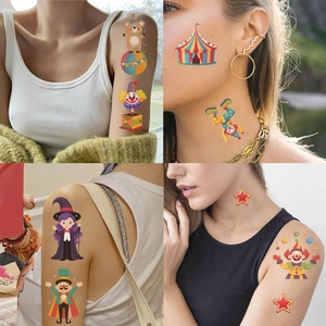 Dettaglio di tatuaggi temporanei del circo colorati applicati su braccia e sul viso