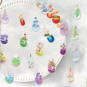 Dettaglio di adesivi floreali in capsule su un piatto decorativo per scrapbooking