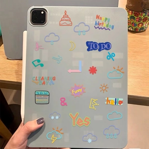 Étui iPad bleu avec autocollants de dessins animés et stylet sur bureau en bois