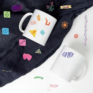 Mugs minimalistes en céramique blanche avec symboles créatifs et design typographique