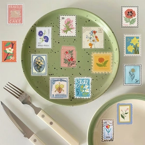 Détails de stickers de timbres floraux vintage sur une assiette en céramique