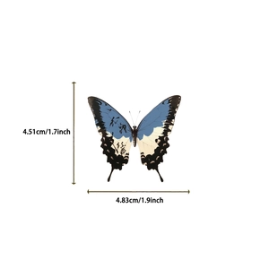 Detalle de pegatina de mariposa estilo tinta con caligrafía y dimensiones