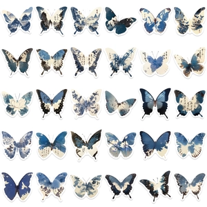 Detalle de 30 pegatinas de mariposas con patrones de tinta azul de estilo tradicional