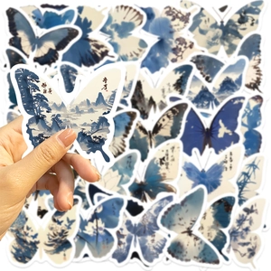 Detalle macro de pegatinas de mariposa estilo tinta con paisaje azul y caligrafía