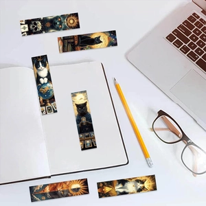 Marque-pages tarot chat artistiques avec motifs mystiques sur un bureau de travail blanc