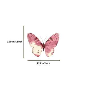 Detalle de pegatina de mariposa estilo tinta con medidas de 5,24 cm de ancho y 3,95 cm de alto