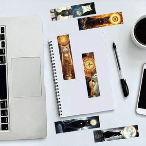 Set de marque-pages tarot chat cosmique avec motifs lune et soleil sur bureau blanc