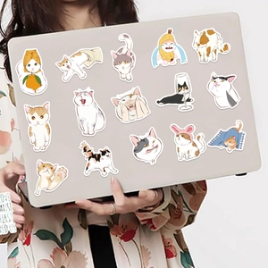 Wasserdichte Cartoon-Meme-Katzenaufkleber auf einem Laptop für DIY-Dekoration