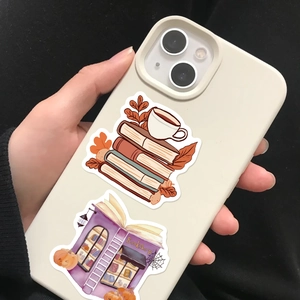 Detail van herfststickers met boeken en boekwinkelmotief op een telefoonhoesje