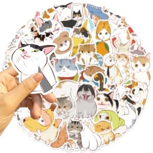 Nahaufnahme wasserfester Comic-Katzensticker zeigt Größe und Qualität beim Halten