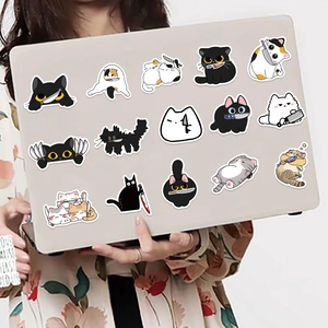 Dettaglio di adesivi gatto divertenti con coltello per decorazione di laptop