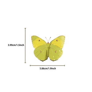 Detalle de las dimensiones del adhesivo de mariposa amarilla 3,99cm x 5,06cm fondo blanco