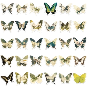 Vista plana de 30 pegatinas de mariposas en tinta de estilo tradicional chino sobre blanco