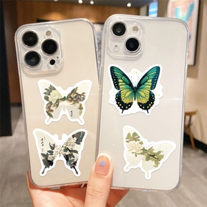 Detalle de fundas transparentes con elegantes patrones de mariposas en tinta sobre TPU