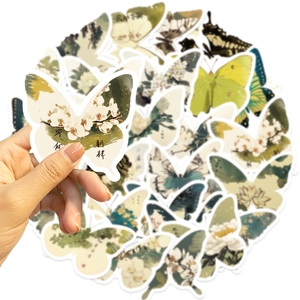 Detalle de pegatinas de mariposas estilo tinta china con flores y caligrafía
