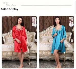 Détails de broderie sur les poignets d'un ensemble de nuit en satin soyeux pour femmes