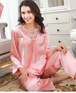 Detail von wasserrrotem Satin-Pyjama-Set mit V-Ausschnitt, Spitze und Schleifendesign