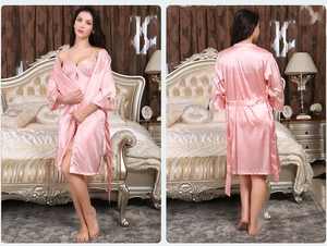Ensemble nuisette et peignoir rose satiné avec bordures en dentelle et éclat soyeux