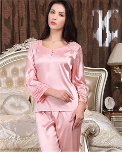 Détail du pyjama en soie rose avec broderie de dentelle et poignets plissés