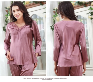 Detail eines grau-rosa Seiden-Pyjama-Sets mit Spitzenbesatz und V-Ausschnitt-Design