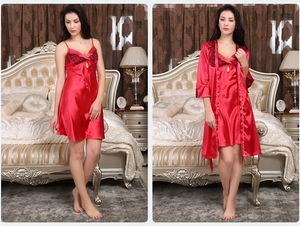 Vue détaillée du déshabillé en satin rouge avec dentelle noire et col en V profond