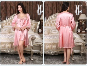 Détails d'un ensemble pyjama en soie rose avec bordure en dentelle et robe assortie