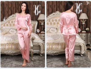 Pyjama en satin rose à manches longues avec nœud au dos et finition effet soie