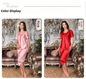 Ensembles pyjamas satinés à manches courtes en rose et rouge avec texture soie