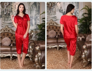 Détail de l'ensemble pyjama en satin rouge avec dentelle noire au décolleté