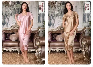 Ensemble pyjama court en satin avec dentelle en Rouge Caoutchouc et Café Léger