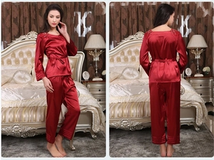 Détail du pyjama en satin de soie avec broderie à l'épaule et ceinture à nouer