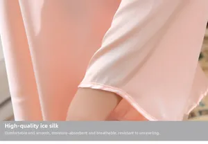 Nahaufnahme von rosa Eisseidenstoff mit feiner Naht für atmungsaktive Pyjamas